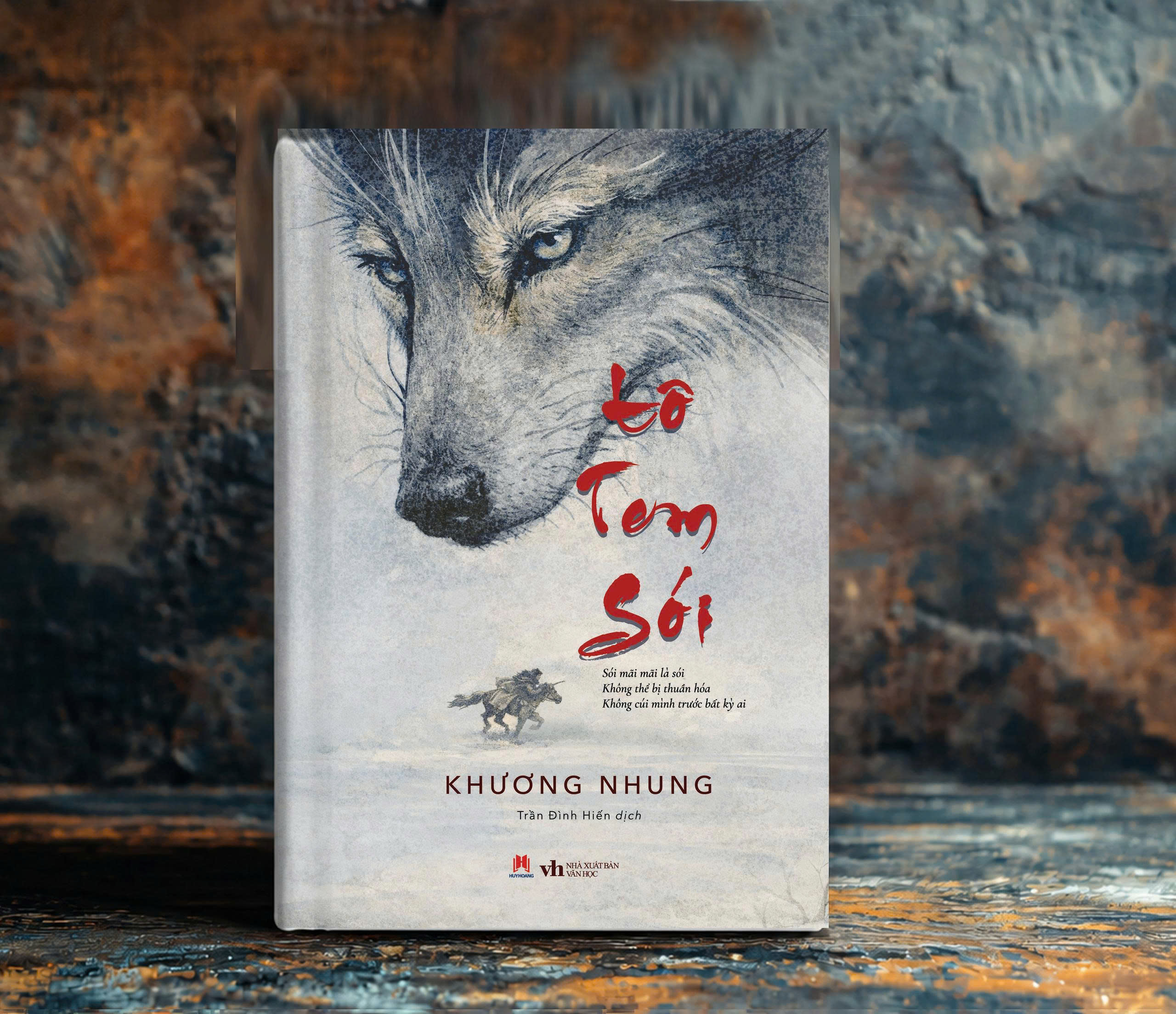 Tôtem Sói - Sói Mãi Mãi Là Sói - Không Thể Bị Thuần Hóa - Không Cúi Mình Trước Bất Kỳ Ai - Bìa Cứng - Ảnh 3